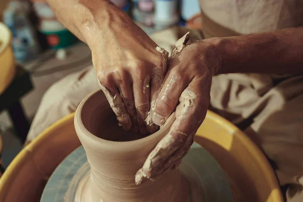 创建一个罐子或白色粘土花瓶特写。大师缸. — 图库照片