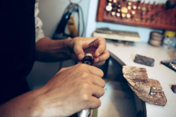 Diversi strumenti orafi sul posto di lavoro gioielli. Gioielliere al lavoro in gioielleria . — Foto Stock