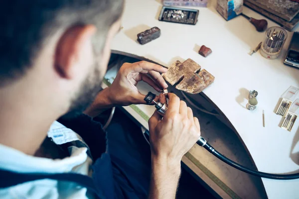 Verschillende goudsmeden tools op de werkplek van de sieraden. Juwelier op het werk in sieraden. — Stockfoto