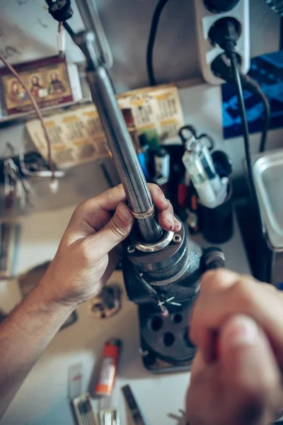 Diferentes herramientas orfebres en el lugar de trabajo de la joyería. Joyero en el trabajo en joyería . —  Fotos de Stock