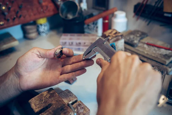 Diversi strumenti orafi sul posto di lavoro gioielli. Gioielliere al lavoro in gioielleria . — Foto Stock