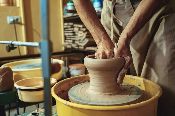 Criando um frasco ou vaso de barro branco close-up. Mestre Crock. Mãos de homem fazendo jarro de argila macro . — Fotografia de Stock