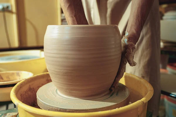 Creazione di un vaso o vaso di argilla bianca primo piano. Maestro Crock . — Foto Stock