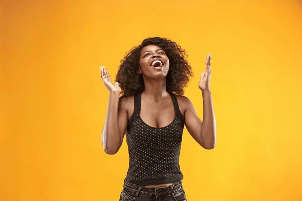 Vincere donna di successo felice estatica festeggiando di essere un vincitore. Immagine dinamica energetica del modello afro femminile — Foto Stock