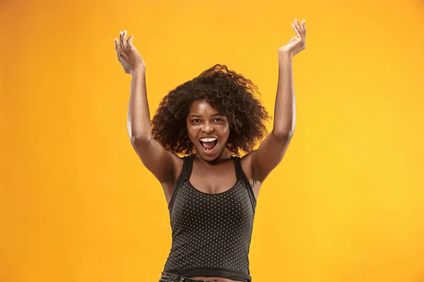 Vinnande framgång kvinna glad extatiska firar att vara en vinnare. Dynamisk energisk bild av kvinnliga afro modell — Stockfoto