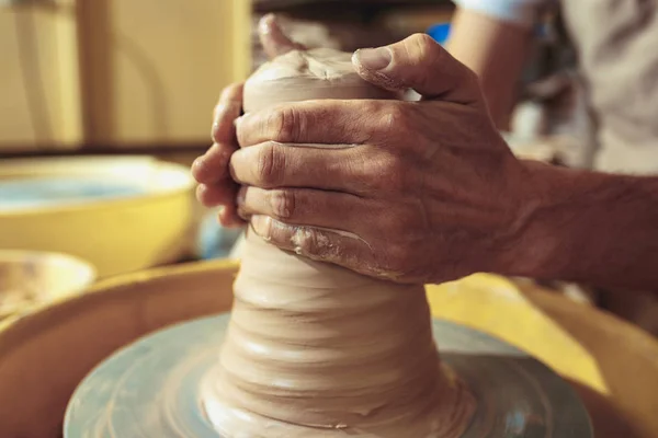 创建一个罐子或花瓶白色粘土特写 克罗克少爷人的手在做粘土罐宏观 车间里的雕塑家用陶器做了一个罐子 绞碎的陶器轮 — 图库照片