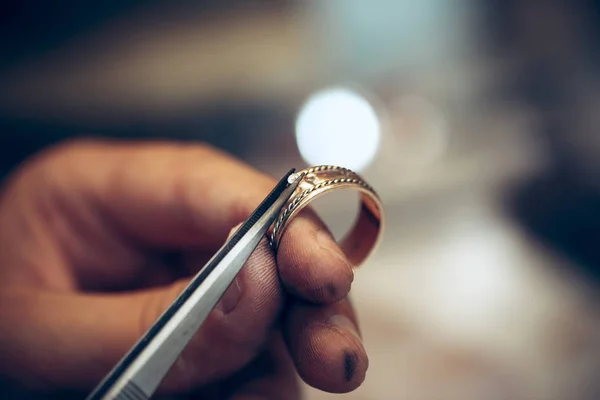 Different goldsmiths tools on the jewelry workplace. Jeweler at work in jewelry. — Stock Photo, Image