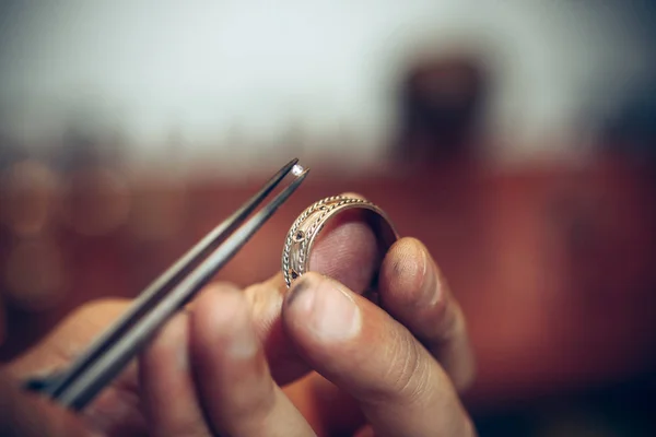 Diferentes herramientas orfebres en el lugar de trabajo de la joyería. Joyero en el trabajo en joyería . — Foto de Stock