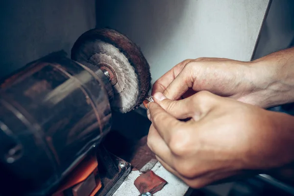 Diferentes herramientas orfebres en el lugar de trabajo de la joyería. Joyero en el trabajo en joyería . —  Fotos de Stock