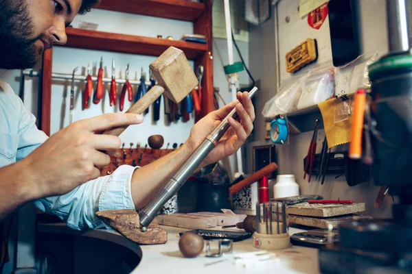 Diversi strumenti orafi sul posto di lavoro gioielli. Gioielliere al lavoro in gioielleria . — Foto Stock