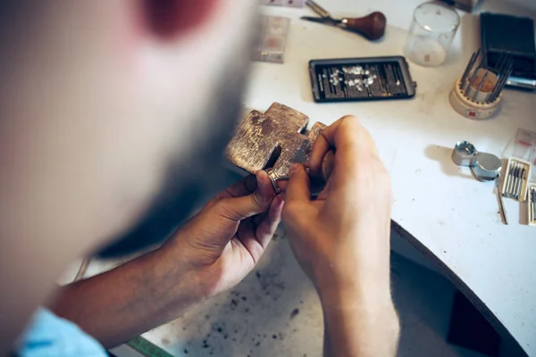 Verschillende goudsmeden tools op de werkplek van de sieraden. Juwelier op het werk in sieraden. — Stockfoto