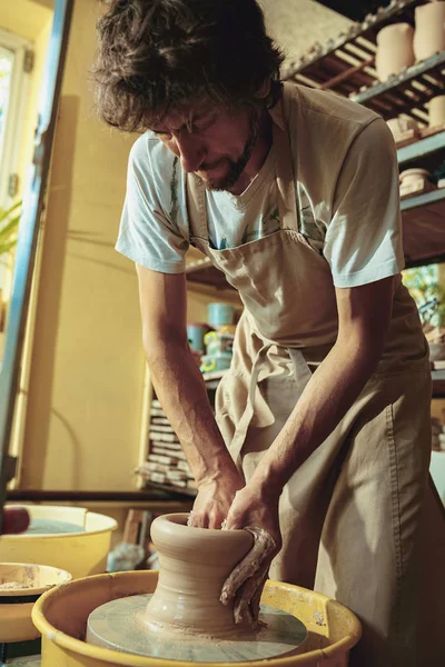 Crear un frasco o jarrón de arcilla blanca de cerca. Maestro cocodrilo . — Foto de Stock