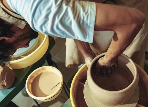 Skapa en burk eller vas med vit lera närbild. Master lerkruka. — Stockfoto
