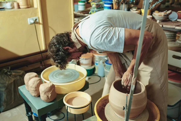 Skapa en burk eller vas med vit lera närbild. Master lerkruka. — Stockfoto