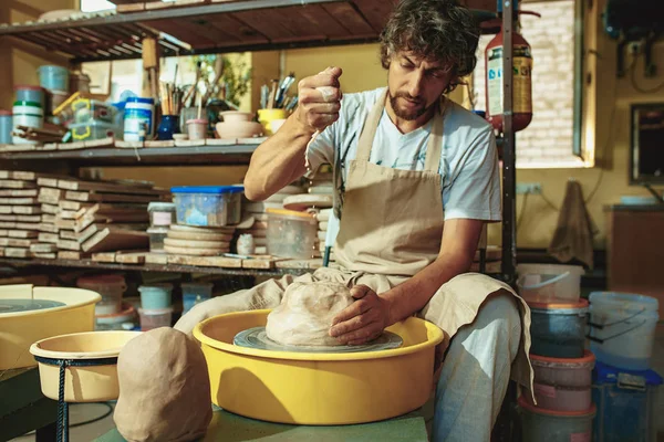 Crear un frasco o jarrón de arcilla blanca de cerca. Maestro cocodrilo . — Foto de Stock