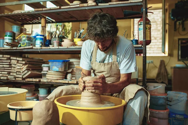 Création d'un pot ou d'un vase d'argile blanche gros plan. Maître crock . — Photo