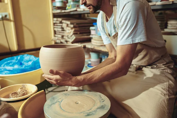 Het creëren van een jar- of vaas met witte klei close-up. Master kruik. — Stockfoto