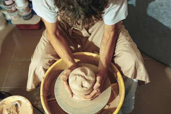 Creating a jar or vase of white clay close-up. Master crock. — Stock Photo, Image