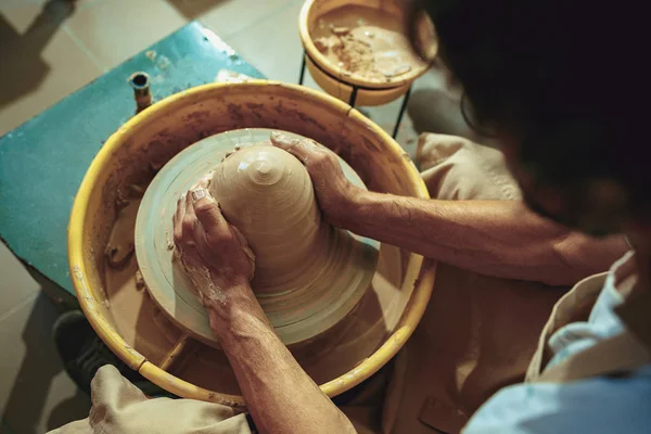 Crear un frasco o jarrón de arcilla blanca de cerca. Maestro cocodrilo . —  Fotos de Stock