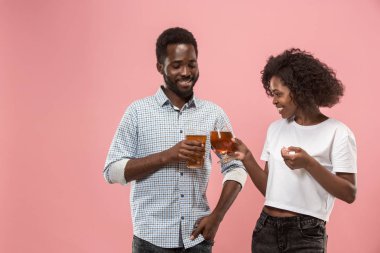 Afro çift veya mutlu genç insanlar gülüyor ve stüdyoda bira içmek