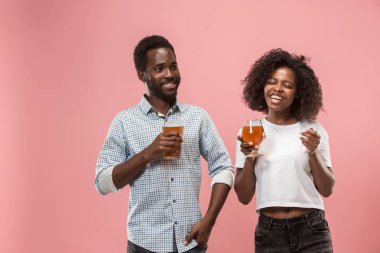 Afro çift veya mutlu genç insanlar gülüyor ve stüdyoda bira içmek