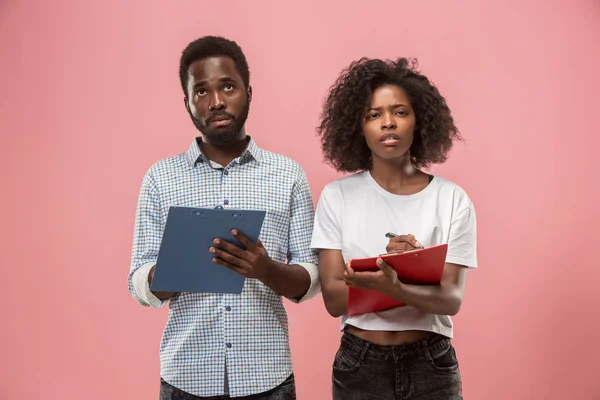 Deux étudiants africains avec des dossiers en t-shirts ensemble. Fille élégante avec coiffure afro et son petit ami . — Photo