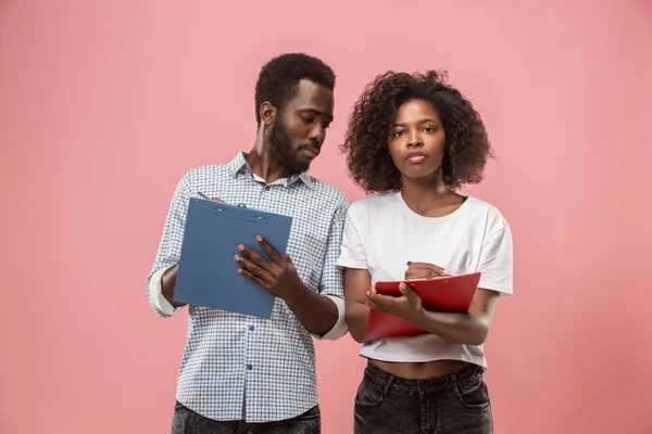 Deux étudiants africains avec des dossiers en t-shirts ensemble. Fille élégante avec coiffure afro et son petit ami . — Photo