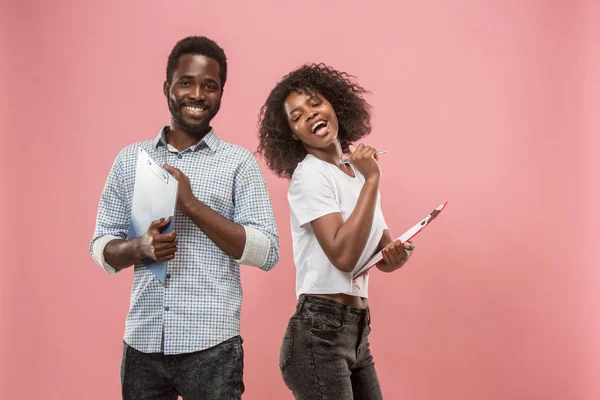 Deux étudiants africains avec des dossiers en t-shirts ensemble. Fille élégante avec coiffure afro et son petit ami . — Photo