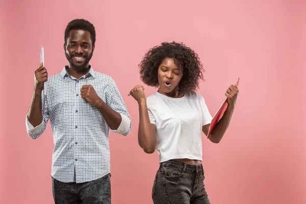 Deux étudiants africains avec des dossiers en t-shirts ensemble. Fille élégante avec coiffure afro et son petit ami . — Photo