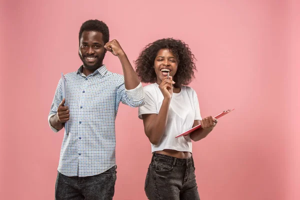 Deux étudiants africains avec des dossiers en t-shirts ensemble. Fille élégante avec coiffure afro et son petit ami . — Photo