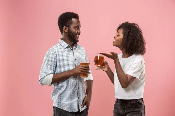 Le couple afro ou les jeunes gens heureux riant et buvant de la bière au studio — Photo