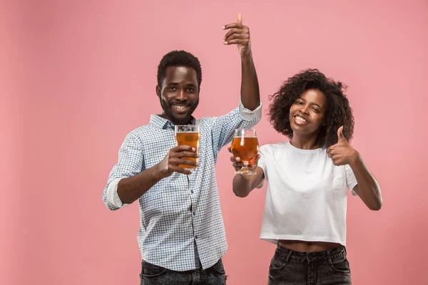 O casal afro ou jovens felizes rindo e bebendo cerveja no estúdio — Fotografia de Stock