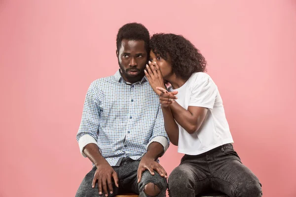 Mladá žena šeptat tajemství za ruku k afro muži — Stock fotografie