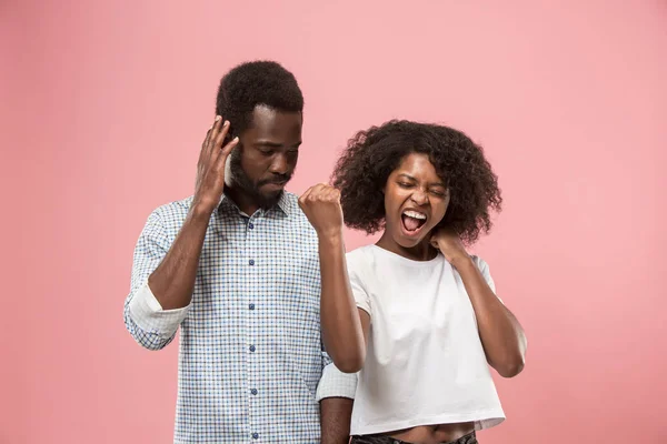 Couple regarder match de sport à la télévision à la maison, célébrer la victoire, jeu réussi — Photo