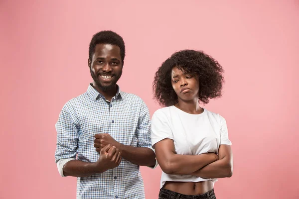 Couple regarder match de sport à la télévision à la maison, célébrer la victoire, jeu réussi — Photo