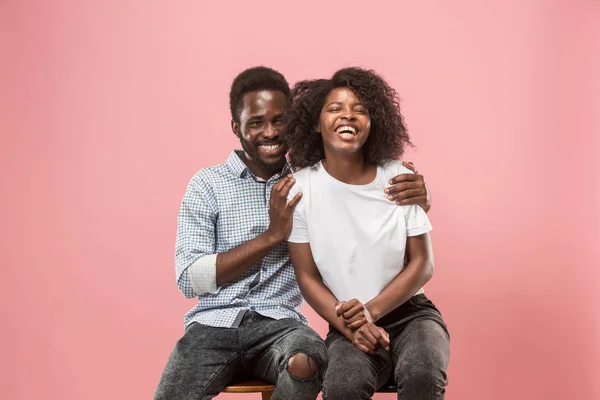 Couple regarder match de sport à la télévision à la maison, célébrer la victoire, jeu réussi — Photo