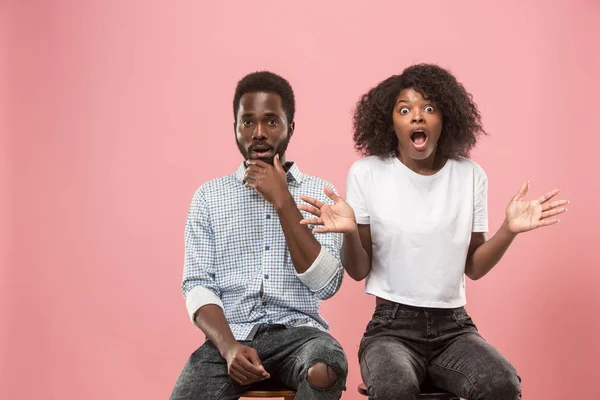 Couple surpris regarder match de sport à la télévision à la maison, jeu réussi — Photo