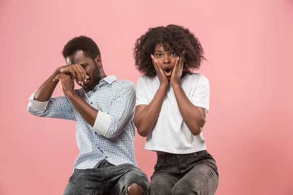 Couple surpris regarder match de sport à la télévision à la maison, jeu réussi — Photo