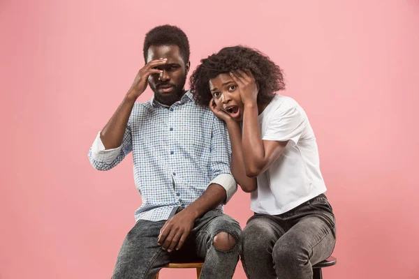 Couple surpris regarder match de sport à la télévision à la maison, jeu infructueux — Photo