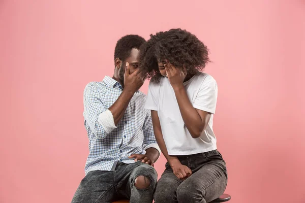 Couple surpris regarder match de sport à la télévision à la maison, jeu infructueux — Photo