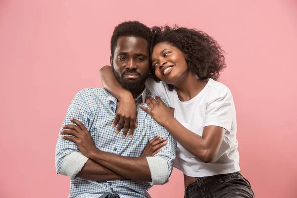 Couple regarder match de sport à la télévision à la maison, célébrer la victoire, jeu réussi — Photo