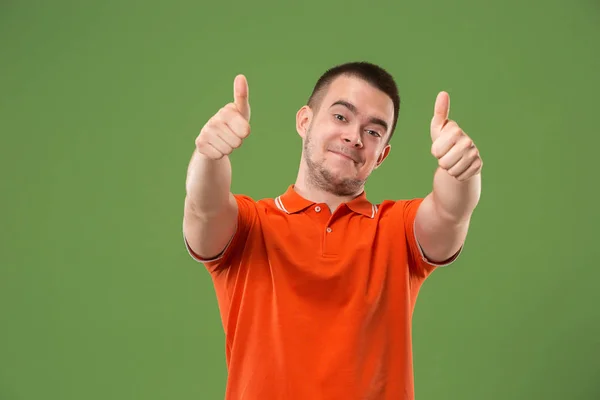 El hombre de negocios feliz de pie y sonriendo contra el fondo verde . — Foto de Stock