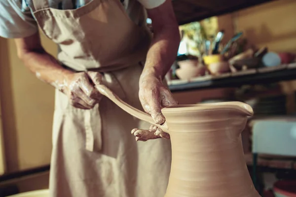 Het creëren van een jar- of vaas met witte klei close-up. Master kruik. Man handen clay kruik macro maken. — Stockfoto