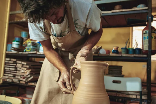 Crear un frasco o jarrón de arcilla blanca de cerca. Maestro cocodrilo . — Foto de Stock