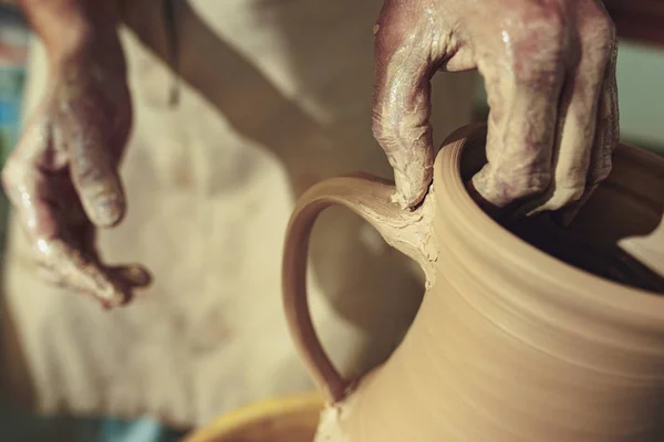 Crear un frasco o jarrón de arcilla blanca de cerca. Maestro Crock. Hombre manos haciendo jarra de arcilla macro . — Foto de Stock