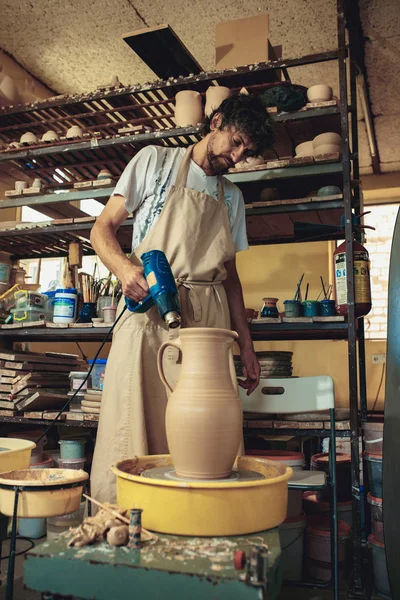 Creating a jar or vase of white clay close-up. Master crock. — Stock Photo, Image