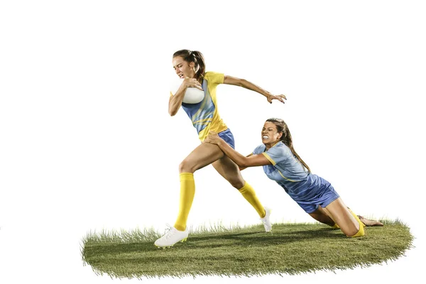 年轻女性橄榄球运动员被隔绝在白色背景 — 图库照片