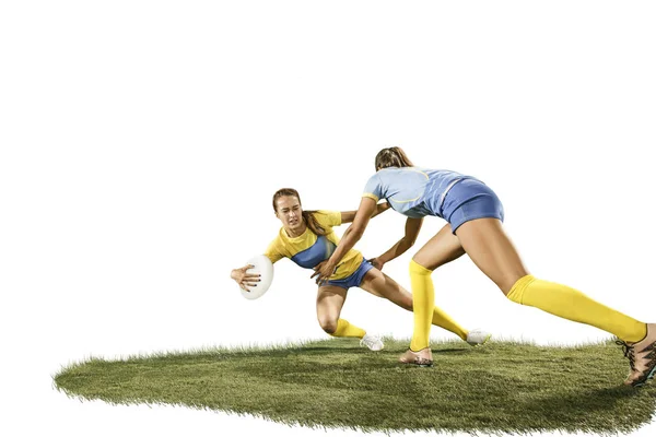 As jovens jogadoras de rugby isoladas no fundo branco — Fotografia de Stock