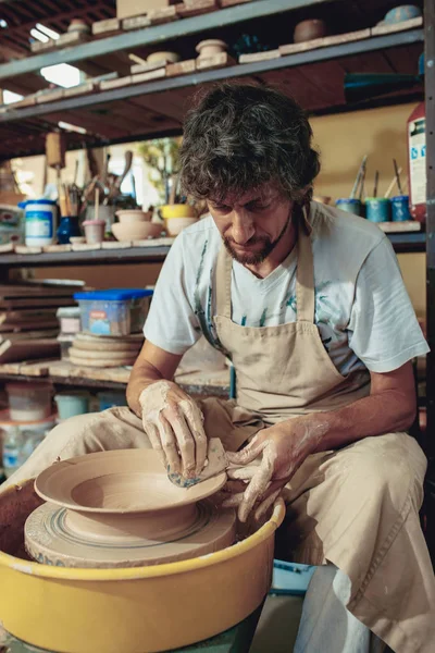 Skapa en burk eller vas med vit lera närbild. Master lerkruka. — Stockfoto