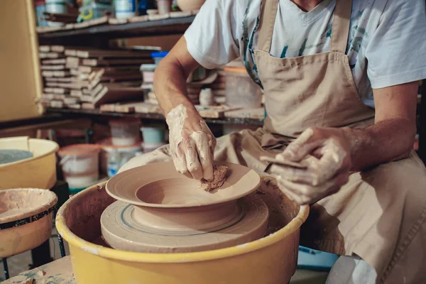Criando um frasco ou vaso de barro branco close-up. Mestre Crock. Mãos de homem fazendo jarro de argila macro . — Fotografia de Stock